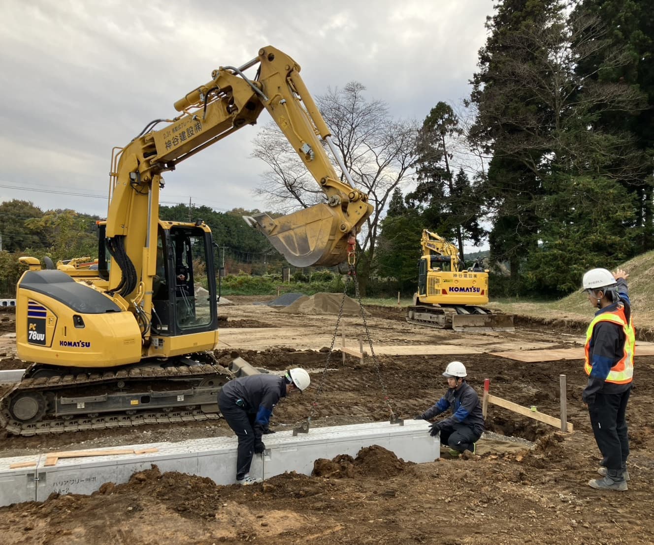 重機と作業員が施工する土木工事の様子